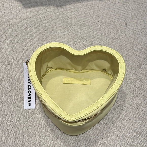 Stoney clover heart open top
Pouch - Picture 2 of 3